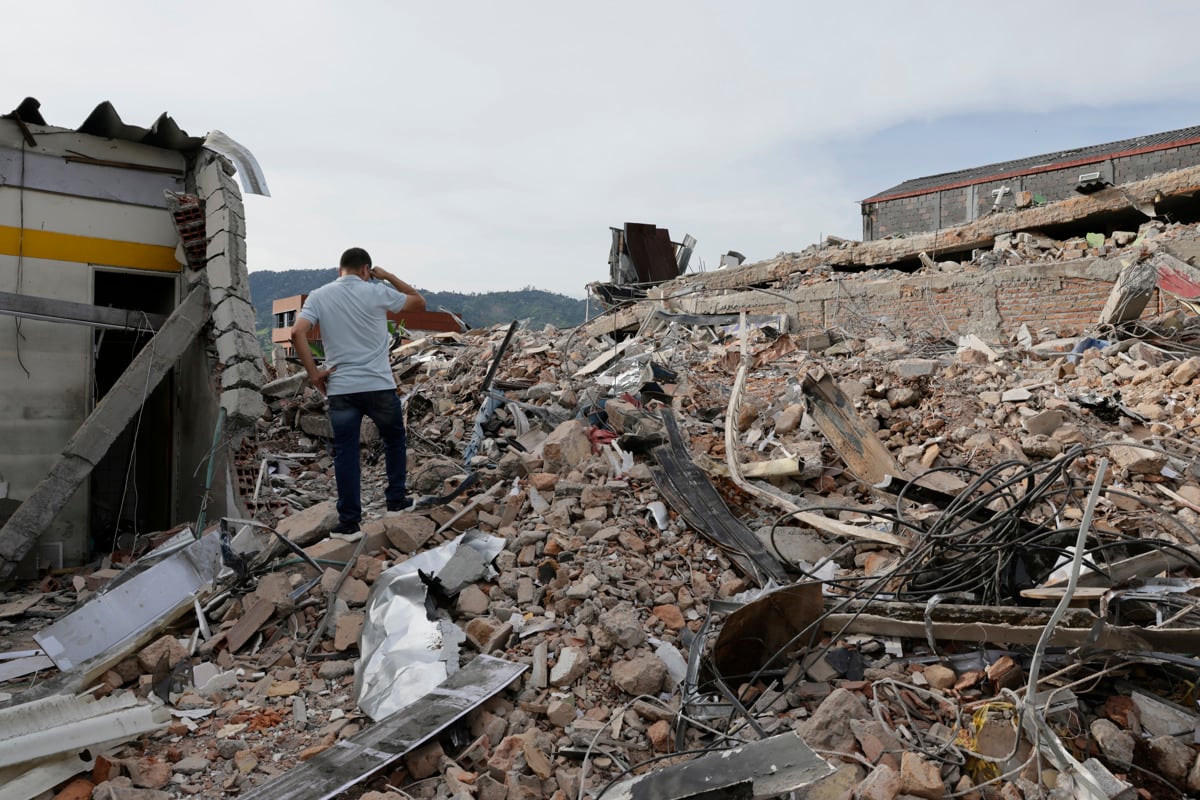 Un hombre observa un edificio destruido por el terremoto de magnitud 7,4 en Dosquebradas Risaralda, Colombia, el 12 de agosto de 2026. (Carlos Ortega / EFE)