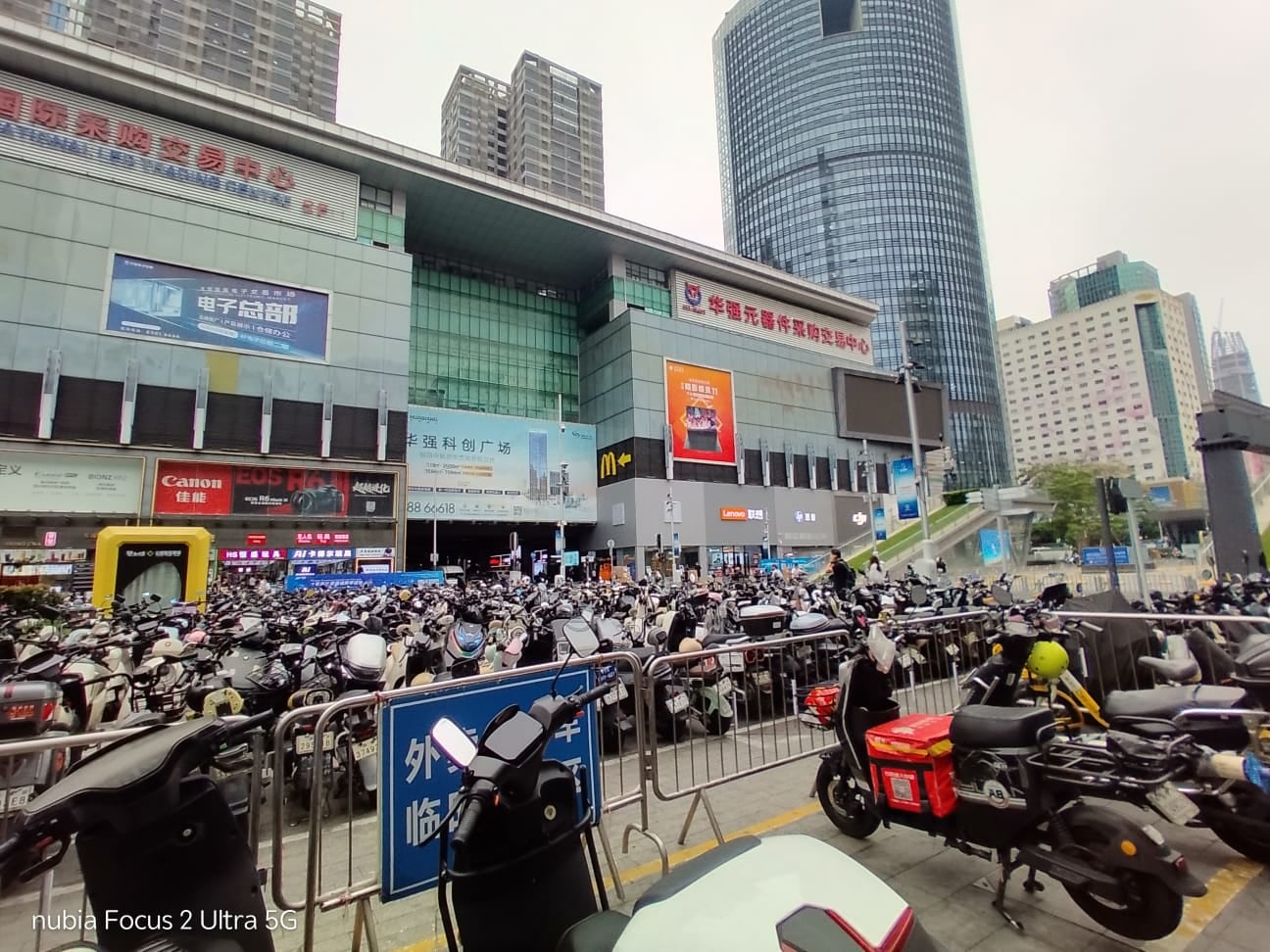La zona de Huaqiangbei en Shenzhen (China) atrae a más de 7,000 compradores internacionales al día. Foto: GEC.