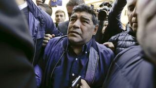 Diego Maradona se calza traje de héroe en peor crisis del fútbol argentino