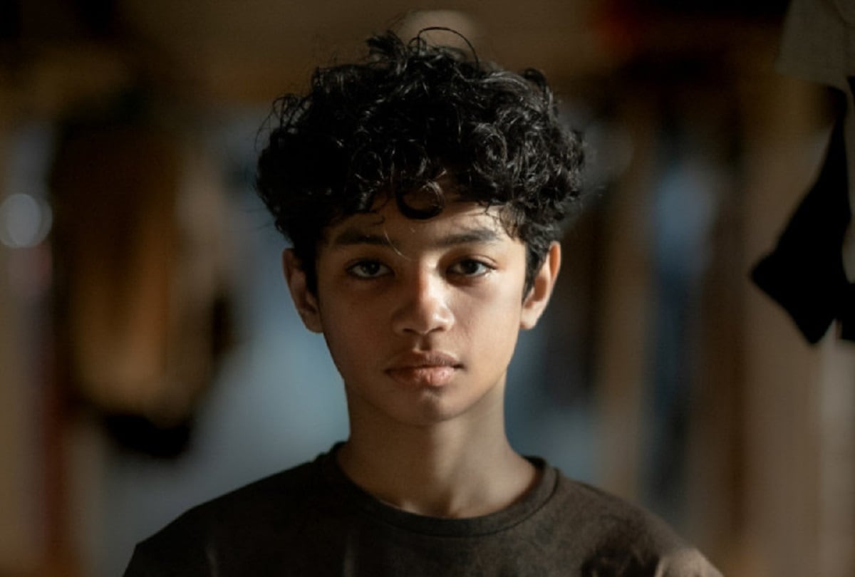 Ali Fikry da vida a Monji, el niño que 13 quiere rescatar, en la película indonesia "Fuera de las sombras" (Foto: Netflix)
