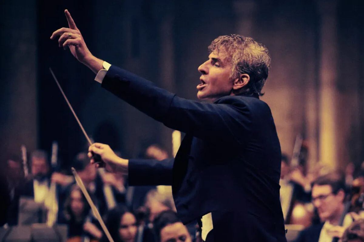 El actor Bradley Cooper, interpretando a Leonard Bernstein, dirige la Orquesta Sinfónica de Londres en "Maestro" (Foto: Netflix)