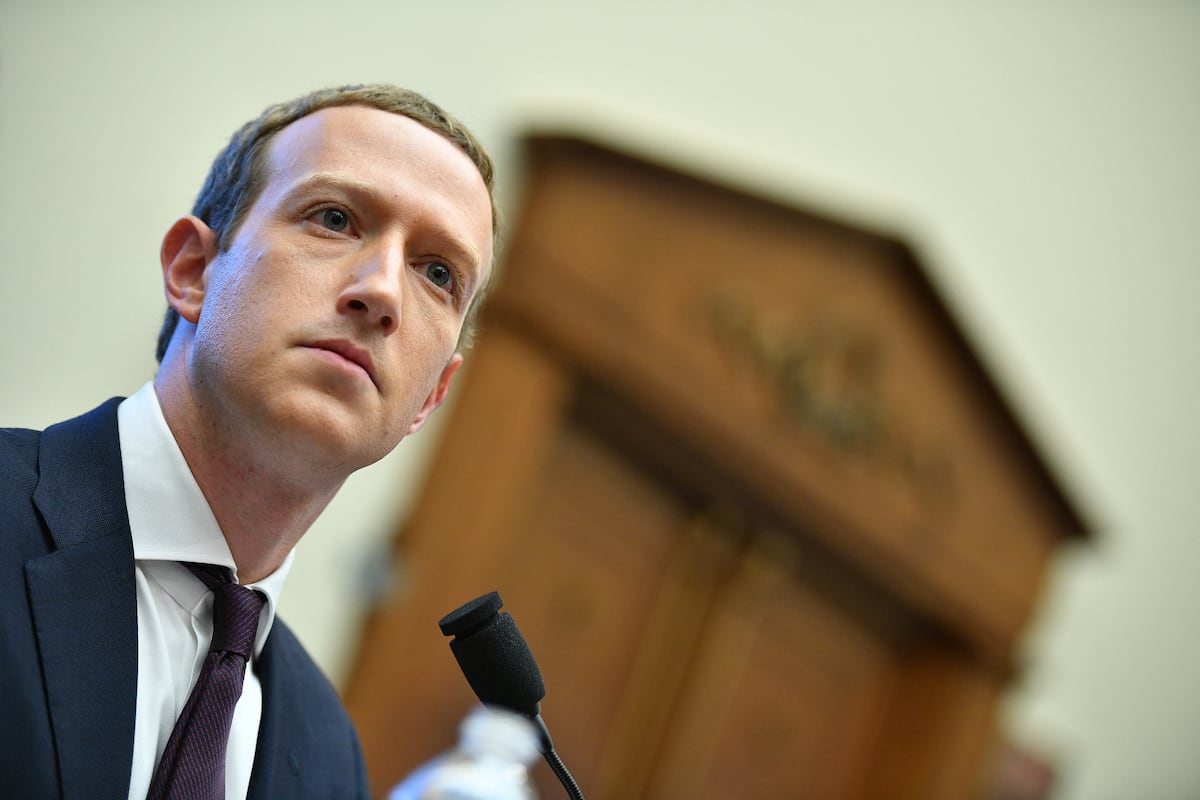 Mark Zuckerbeg “es en gran medida responsable de la ‘visión’ de su plataforma que requería exponer los datos personales de los usuarios”, argumenta el fiscal en el documento de citación, presentado el lunes en el Tribunal Superior del Distrito de Columbia. (Foto: MANDEL NGAN / AFP)
