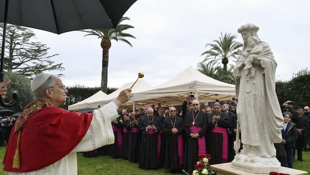El papa León XIV inaugura este sábado un mosaico dedicado a la Virgen María y una imagen de Santa Rosa de Lima en los Jardines Vaticanos, en un gesto que subraya su relación y la de la Santa Sede con el Perú. Foto: EFE/ Simone Risoluti/Vatican Media