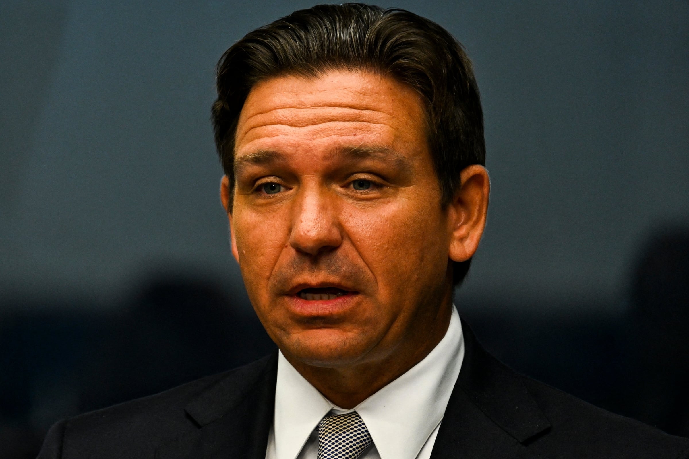 Ron DeSantis, gobernador de Florida, firmó la ley para esclarecer este tipo de dudas (Foto: AFP)