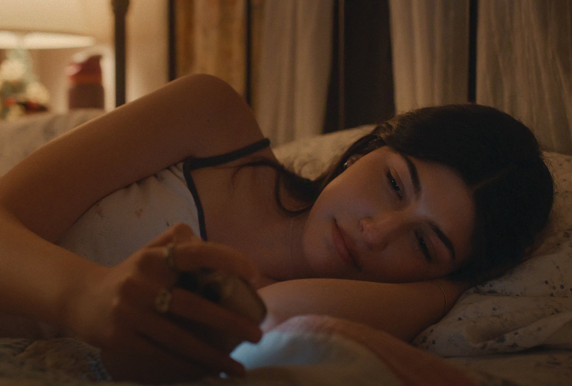 La película "No se desea buena suerte" explora cómo una adolescente equilibra el brillo del teatro escolar con una dura crisis familiar cuando reaparece la enfermedad terminal de su madre (Foto: Netflix)