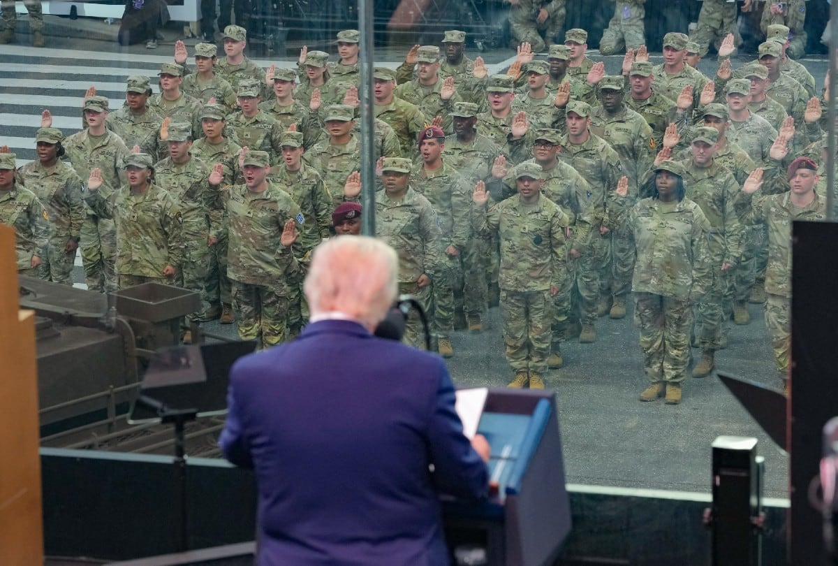 Nuevas dudas surgen para las familias militares en EE.UU. ante la actualización de las reglas de la Green Card. | Crédito: DOUG MILLS / POOL / AFP