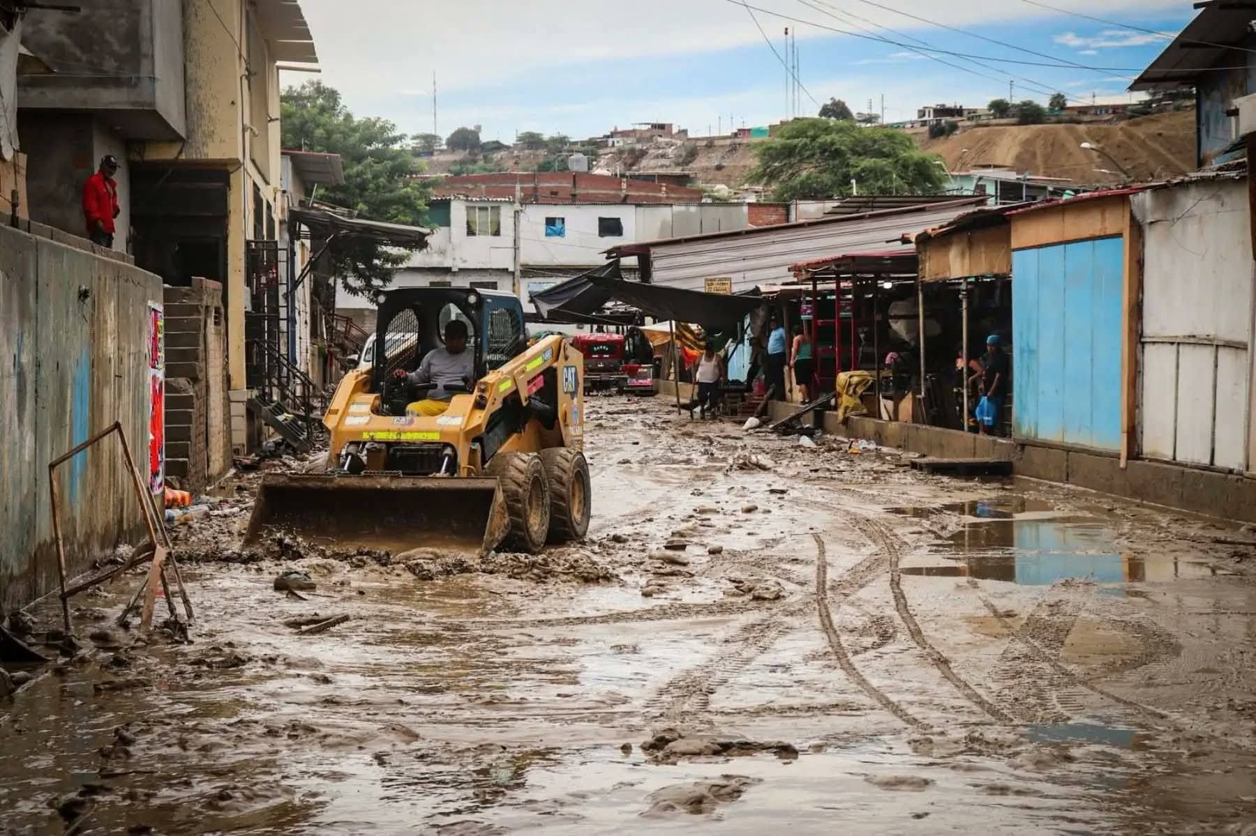 De acuerdo con reportes desde el lugar, el agua alcanzó niveles de hasta la cintura en algunos establecimientos, afectando viviendas, hospedajes y locales turísticos. Foto: Difusión.