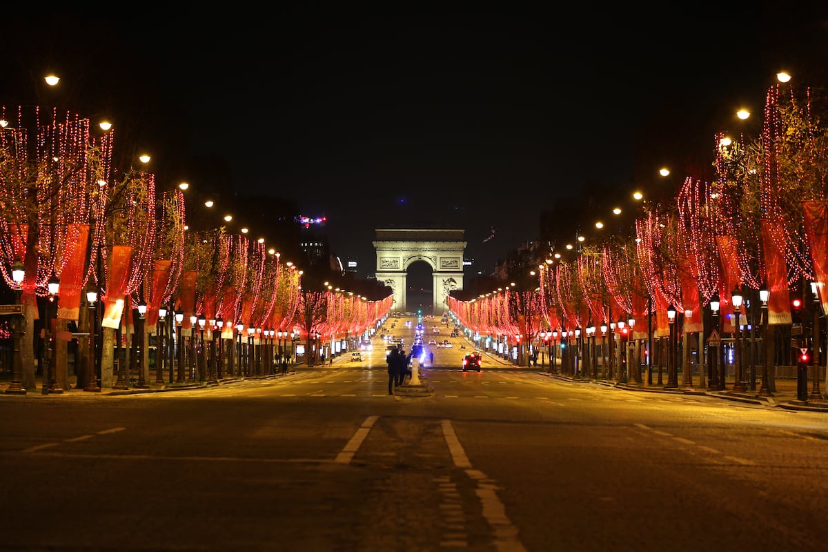 La gran mayoría de visitantes son turistas que se acercan para comprar en las tiendas de lujo, ver monumentos como el Arco de Triunfo o simplemente pasear por una avenida que es símbolo de Francia. (Foto: Stefano Rellandini | AFP)