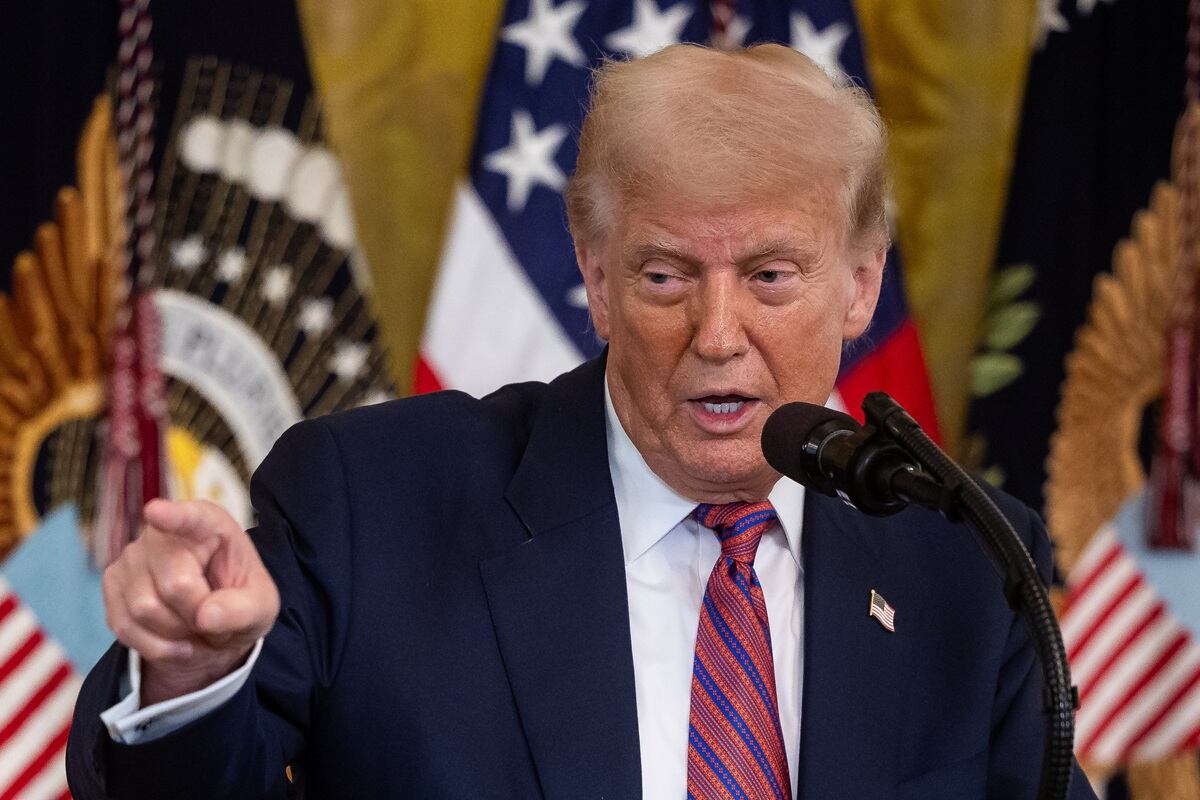 Trump endurece su política comercial y da ultimátum: los países que no firmen acuerdos bilaterales antes del 1 de agosto enfrentarán fuertes aranceles. Foto de EFE/EPA/FRANCIS CHUNG.
