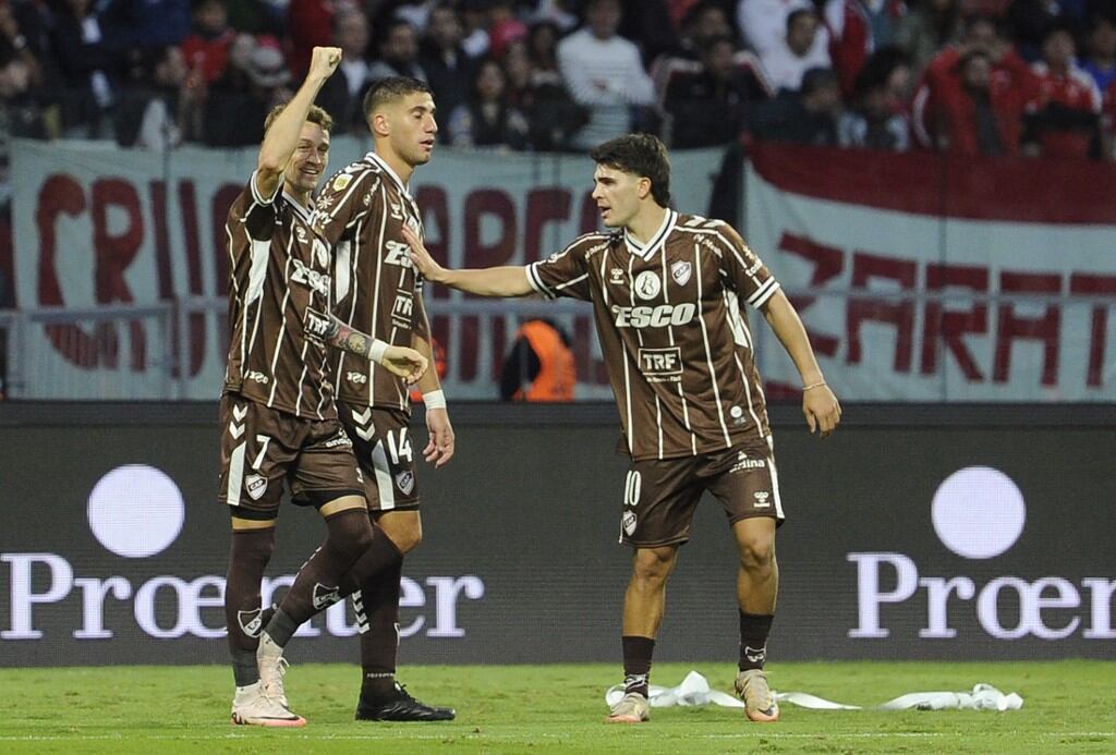 El extremo #07 de Platense, Guido Mainero, celebra con sus compañeros tras anotar durante la final del Torneo Apertura 2025 de la Liga Profesional de Fútbol Argentino entre Huracán y Platense en el estadio Madre de Ciudades en Santiago del Estero, Argentina, el 1 de junio de 2025. (Foto de Eduardo RAPETTI / AFP)