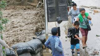 El río Rímac vuelve a salirse e inunda casas y calles en Chosica