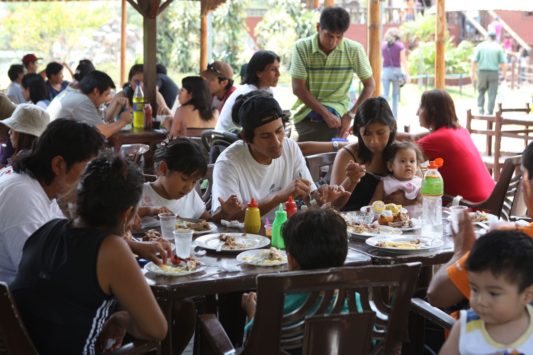 Los restaurantes mantienen impulso entre enero y mayo del 2026, creciendo por la venta de comida rápida, los servicio de bebidas y catering. (Imagen: Andina)