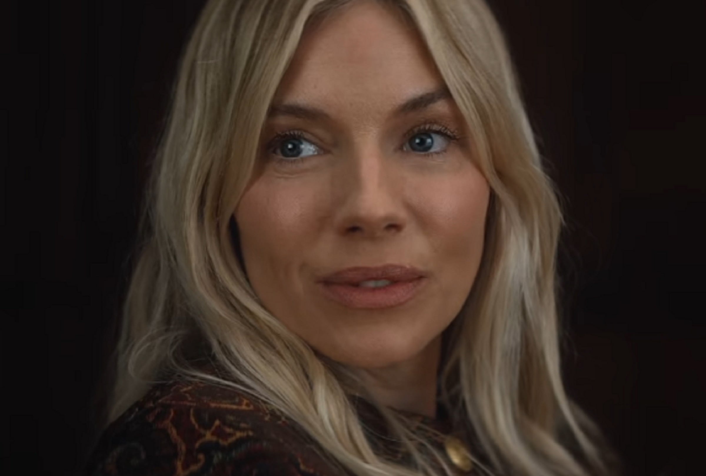 Sienna Miller es la encargada de interpretar a Carla Duval en el drama legal "War", que se estrena el 1 de octubre (Foto: New Pictures/ Observatory Pictures/ HBO Max)