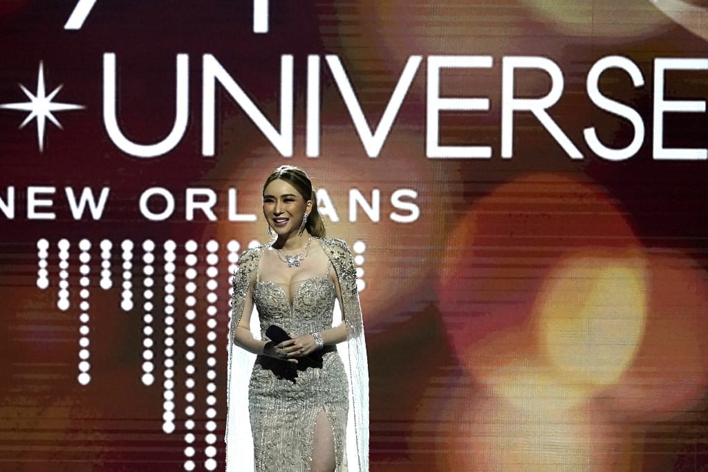 La empresaria tailandesa y propietaria del certamen Miss Universo, Anne Jakkaphong Jakrajutatip, habla durante la 71.ª edición del certamen Miss Universo, en el Centro de Convenciones Ernest N. Morial de Nueva Orleans, Luisiana, el 14 de enero de 2023. (Foto: TIMOTHY A. CLARY / AFP)