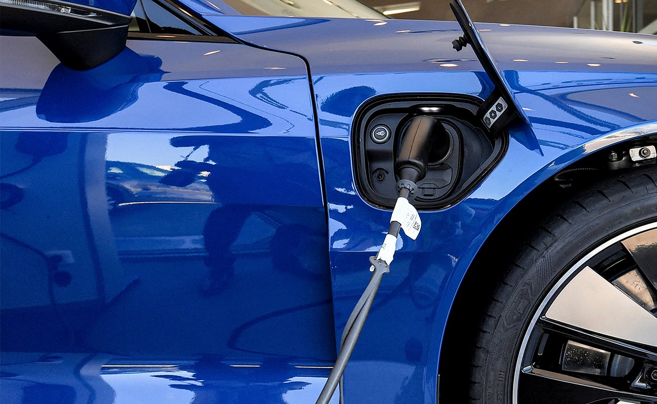 En Colombia, de enero a noviembre del 2023, se vendieron más de 27,800 unidades de vehículos electrificados.