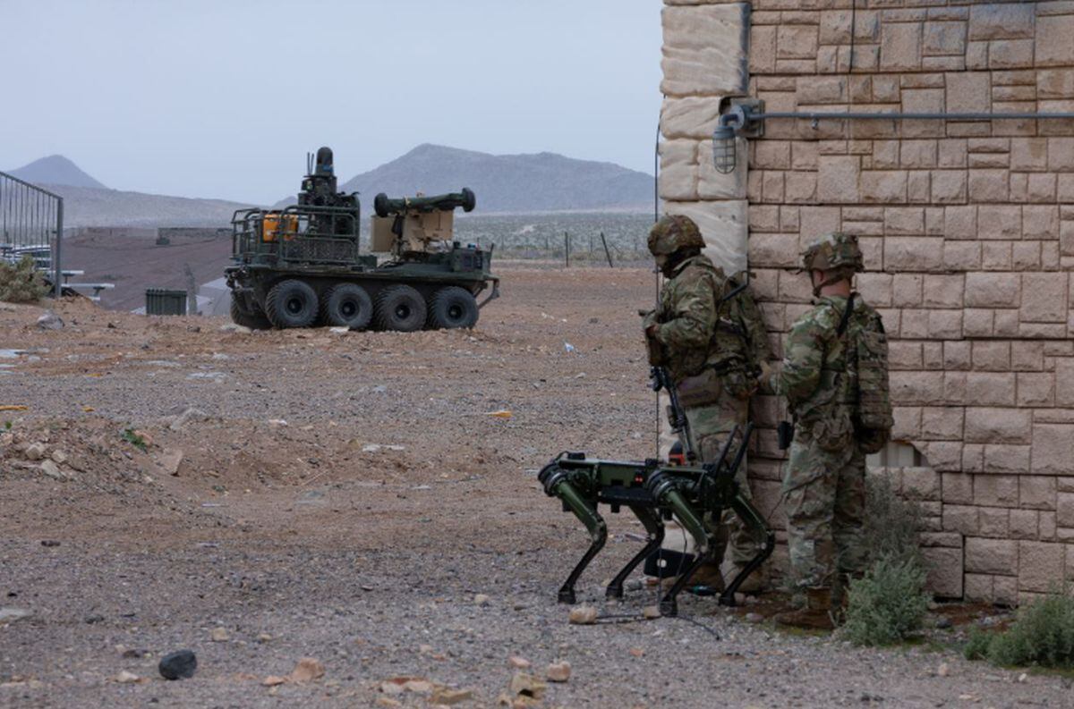 Los soldados del pelotón de sistemas robóticos y autónomos de la 316ª Brigada de Caballería del Ejército de los EE.UU. prueban el sistema aéreo no tripulado Ghost-X, el perro robótico Ghost y el sistema multipropósito SMET (Foto: @Uncensorednewsw / X)