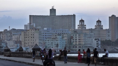 Personas transitan el malecón durante un apagón este sábado, en La Habana (Cuba). Foto: EFE/ Ernesto Mastrascusa