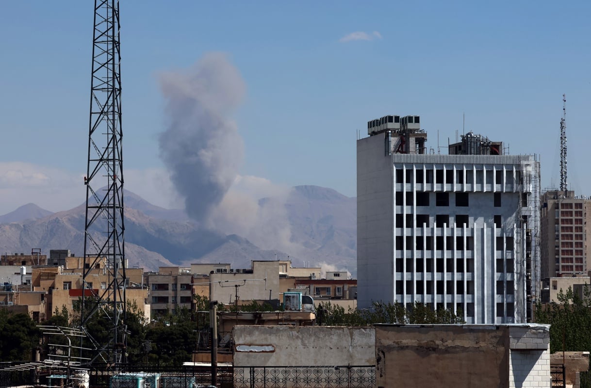 Se observa humo tras un ataque aéreo estadounidense-israelí en Teherán, Irán, el 7 de abril de 2026. Una operación militar conjunta israelí-estadounidense continúa atacando múltiples objetivos en Irán desde la madrugada del 28 de febrero de 2026. (Teherán) EFE/EPA/ABEDIN TAHERKENAREH