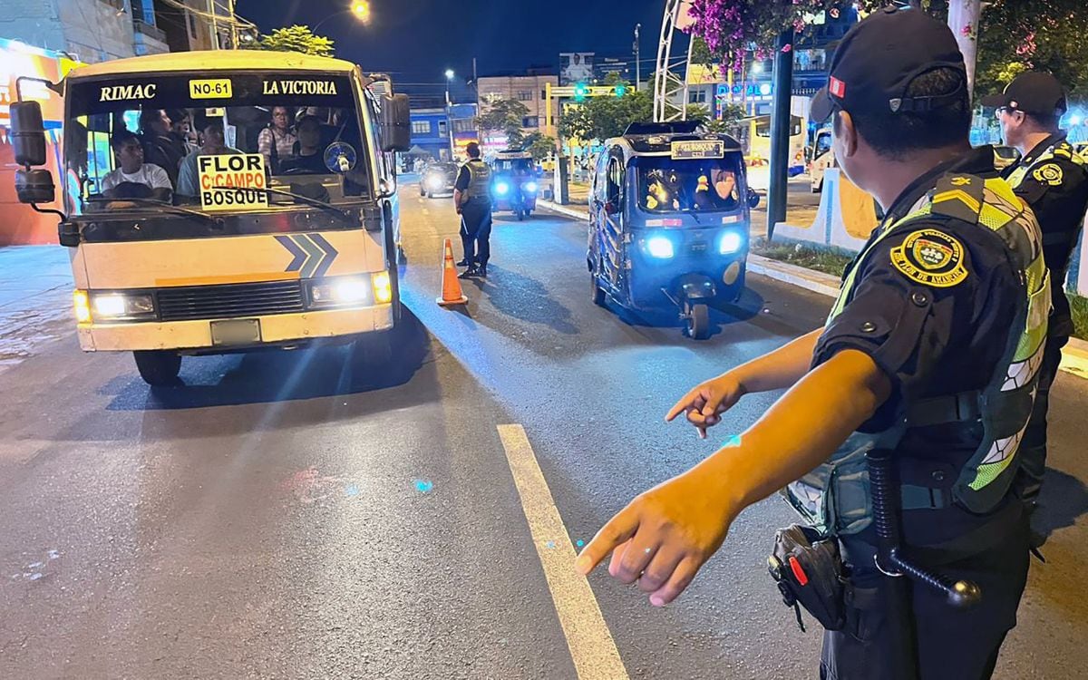 Ministro del Interior remarcó que la presencia policial debe sentirse en las calles y no limitarse a labores administrativas. Foto: Mininter.