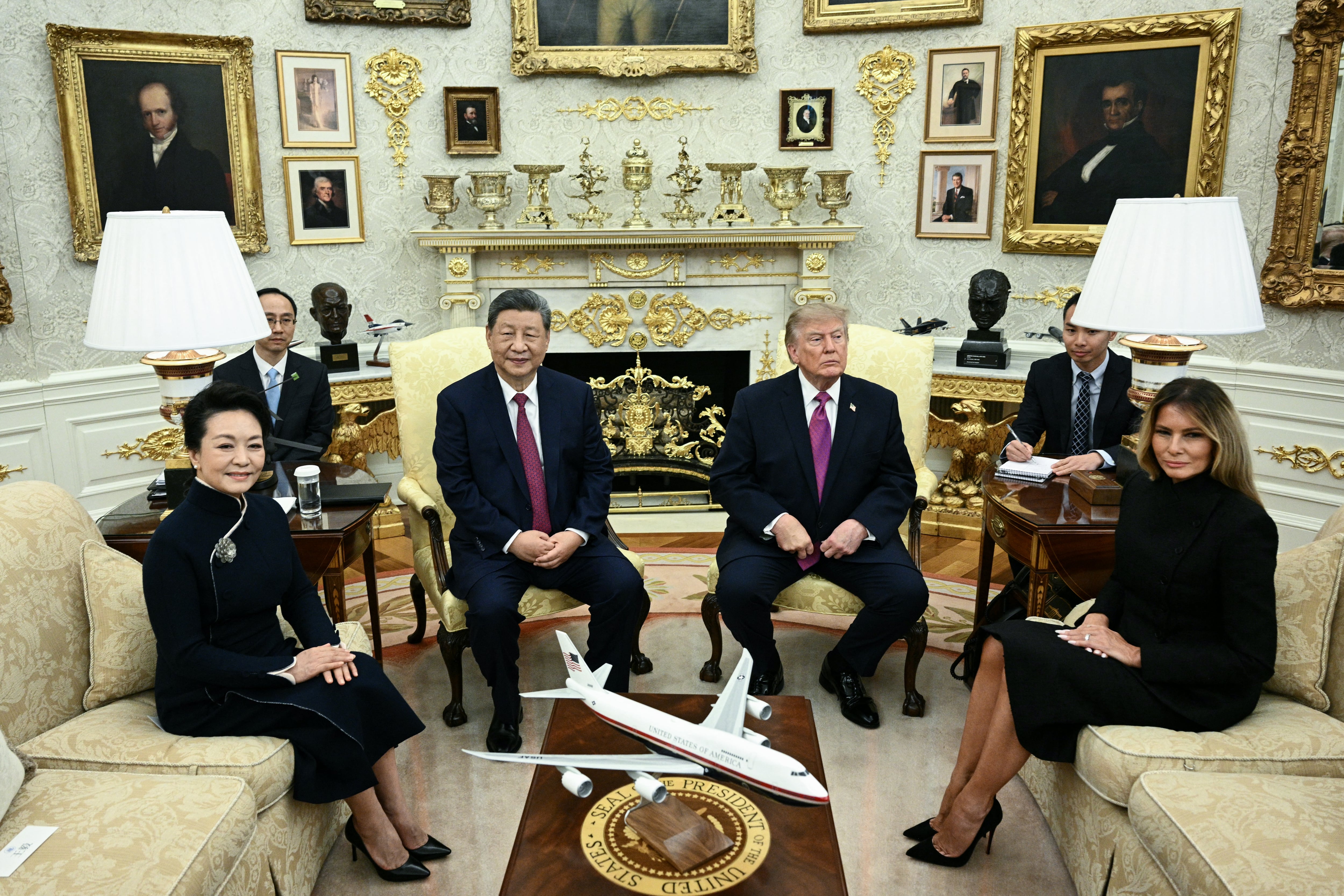 El presidente de China, Xi Jinping, junto a la primera dama Peng Liyuan, y el presidente de Estados Unidos, Donald Trump, junto a la primera dama Melania Trump, en la Casa Blanca el 24 de septiembre de 2026. (Foto de Brendan SMIALOWSKI / AFP).