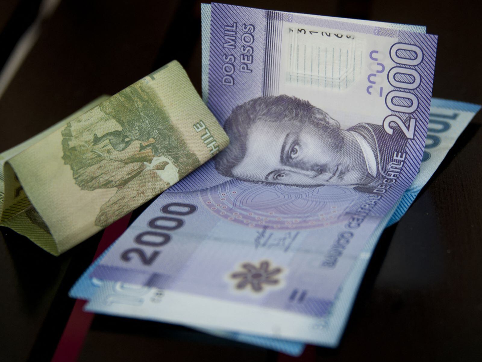 El séptimo desembolso de fondos de la AFP vuelve al debate en Chile y hay 5 proyectos que buscan los afiliados retiren hasta millones de pesos (Foto: AFP)