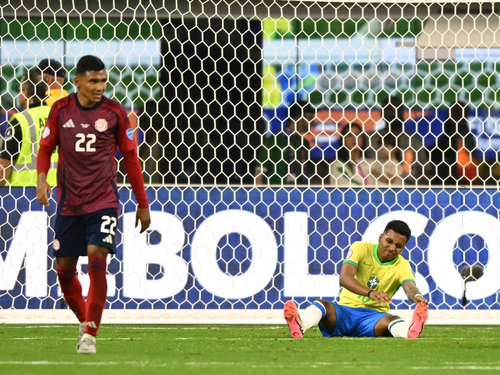 El delantero brasileño 10 Rodrygo reacciona después de un tiro fallido a portería durante el partido de fútbol del grupo D del torneo Copa América Conmebol 2024 entre Brasil y Costa Rica en el estadio SoFi en Inglewood, California.
. (Photo by Patrick T. Fallon / AFP)