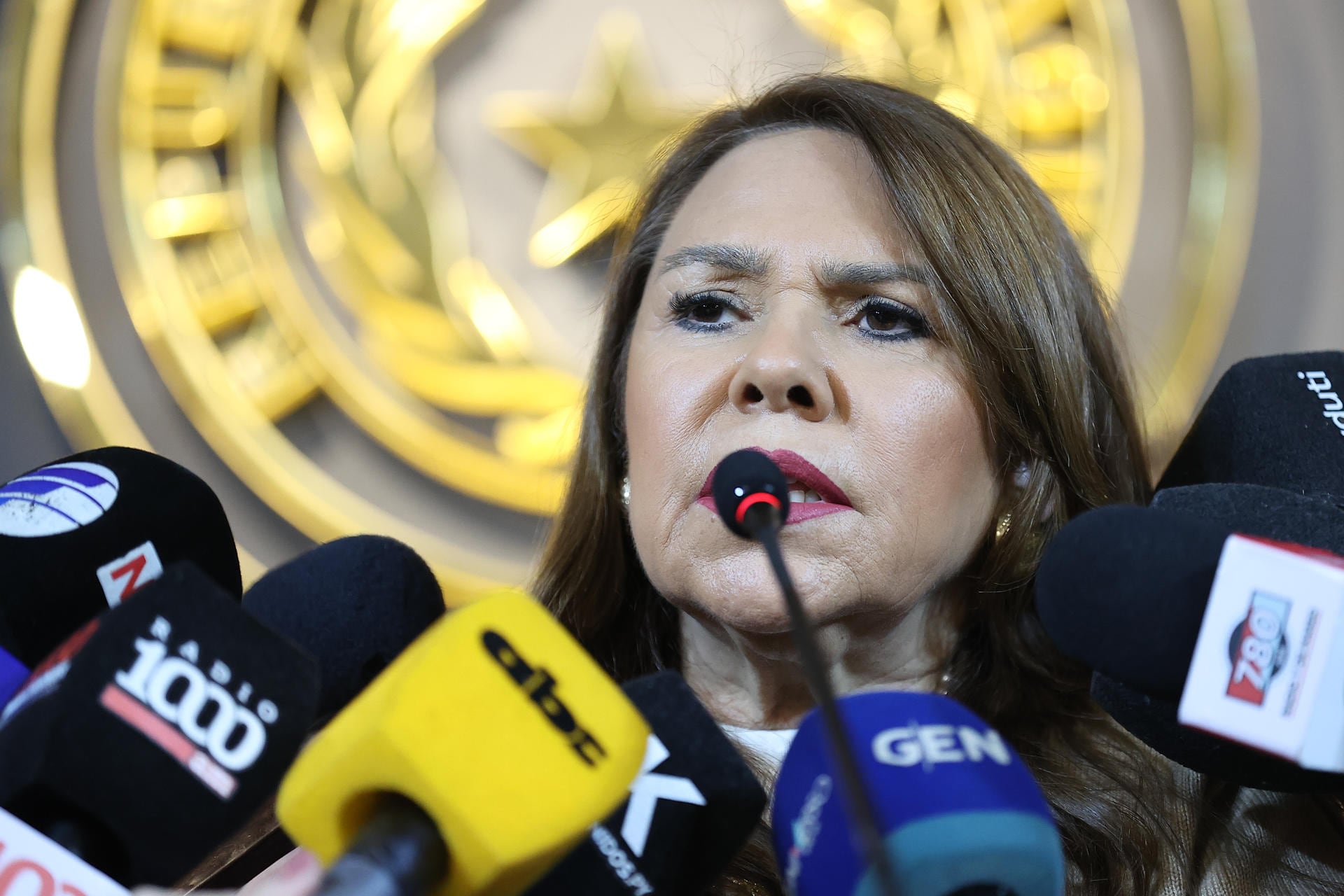 La senadora paraguaya Celeste Amarilla habla durante una rueda de prensa tras la polémica por sus expresiones racistas en contra del futbolista francés Kylian Mbappé. (EFE/ Juan Pablo Pino).
