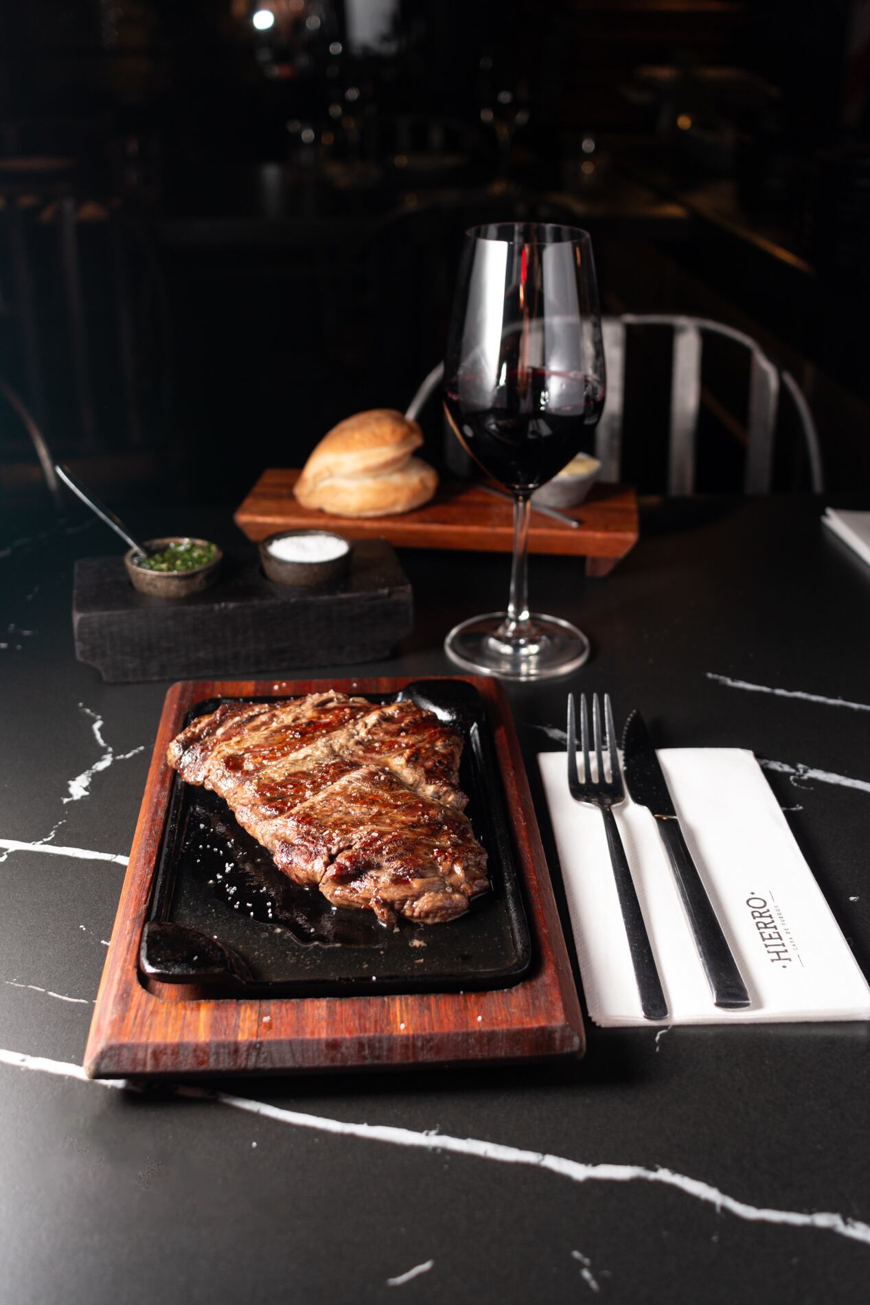 Hierro Parrilla ofrece lo más tradicional de la gastronomía argentina.