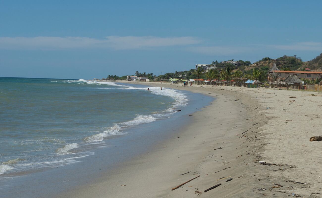 Esta playa ubicada en Tumbes está a 1 hora de Máncora. Hay diversas actividades que puedes hacer como caminar por el puente flotante, pasear en bananos o por cuatrimotos. (Foto: Shutterstock)