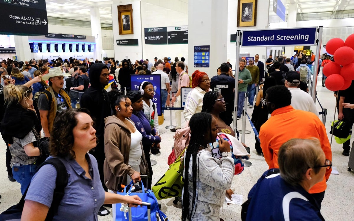 La medida baja las operaciones de más de 3,080 a 2,708 en los días de mayor demanda. (Foto: EFE / José Luis Castillo)