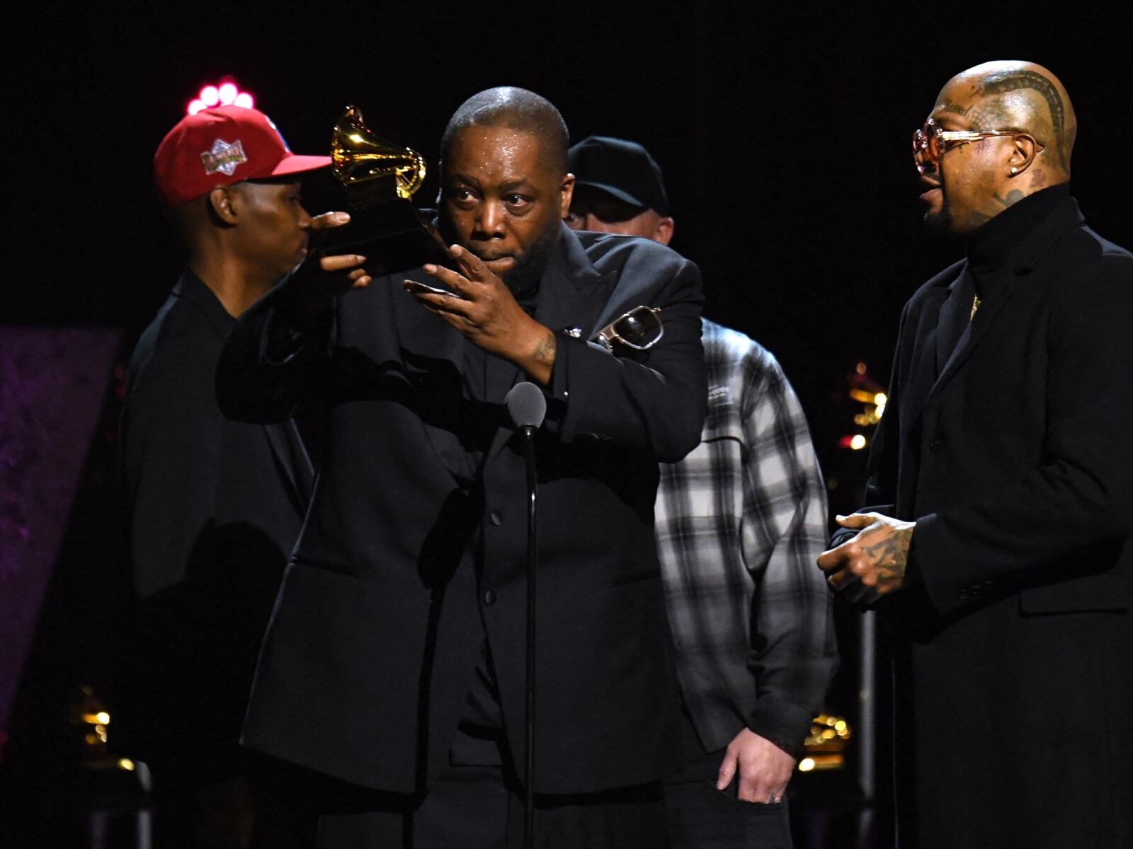 Killer Mike muestra uno de los tres premios Grammy que ganó en la ceremonia del domingo 4 de febrero de 2024 (Foto: AFP)