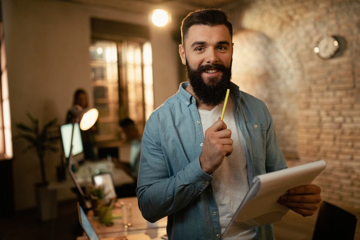 La gratificación puede ser un boleto para cumplir tus planes. Separa una parte en una cuenta de ahorros y comienza a hacerlos realidad.