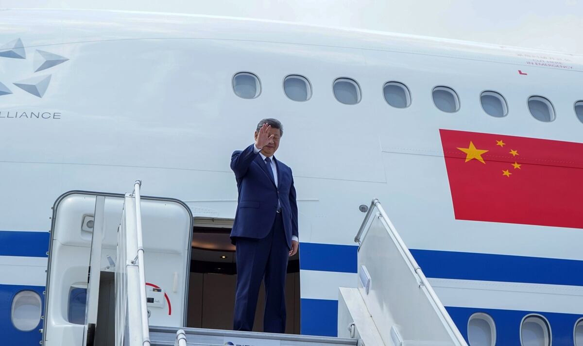Una fotografía facilitada por el Ministerio de Asuntos Exteriores de la India muestra al presidente de China, Xi Jinping, saludando con la mano al marcharse tras asistir a la 18.ª Cumbre de Líderes de los BRICS en Nueva Delhi (India), el 13 de septiembre de 2026. Foto: EFE/EPA/Ministerio de Asuntos Exteriores de la India