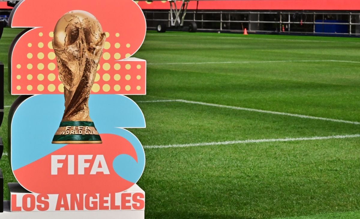 El logotipo oficial de Los Ángeles como sede de varios partidos de la Copa Mundial de la FIFA 2026 se presentó a los medios de comunicación en el nuevo campo de pruebas del Sofi Stadium en Inglewood, California, el 13 de marzo de 2025 (Foto de Frederic J. Brown / AFP)