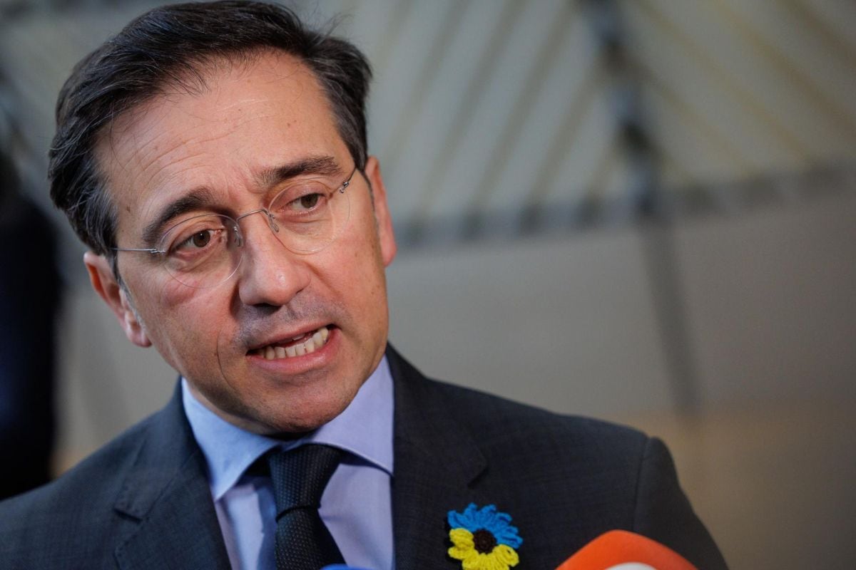 “Lo desmiento tajantemente. La posición del Gobierno de España sobre la guerra en Oriente Medio, los bombardeos en Irán y sobre el uso de nuestras bases no ha cambiado ni una coma”, dijo el canciller español José Manuel Albares. Foto: EFE/EPA/OLIVIER MATTHYS