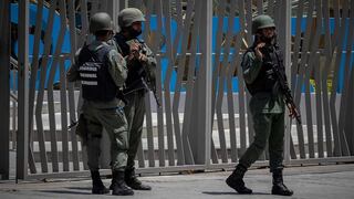 Se entregan tres gerentes de DirecTV en Venezuela tras ordenarse su captura