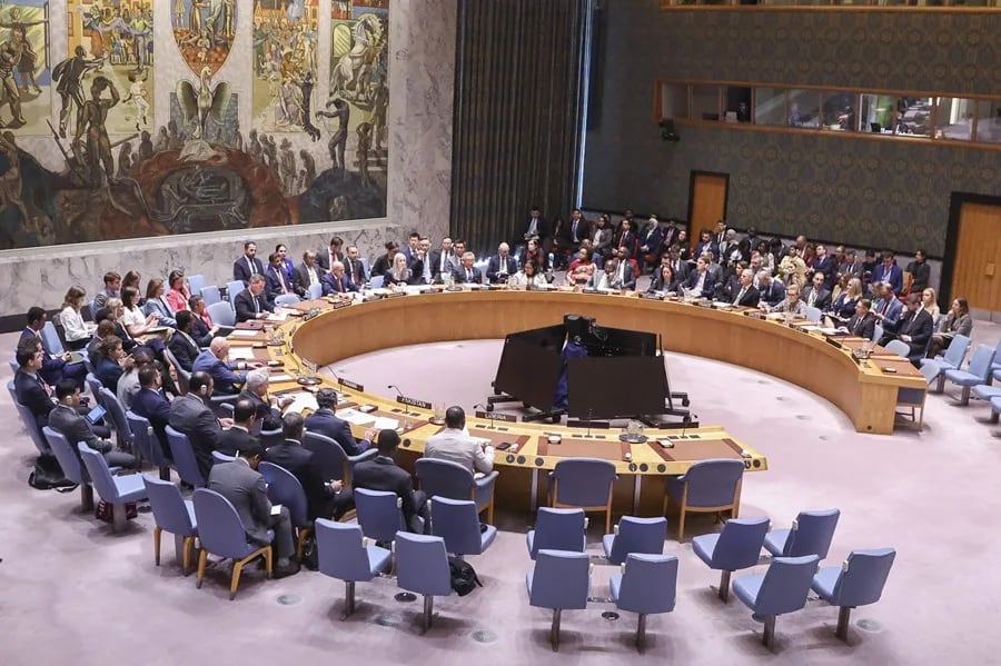Diplomáticos y otros empleados de las Naciones Unidas asisten a una reunión del Consejo de Seguridad de las Naciones Unidas en la Sede de las Naciones Unidas en Nueva York, Estados Unidos, en una fotografía de archivo. EFE/EPA/Sarah Yenesel