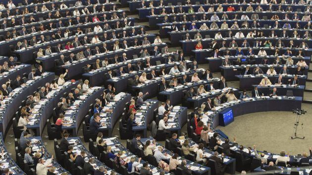 Eurodiputados creen que la relación con China ha llegado a un “punto crítico” por sus “prácticas económicas desleales”, como “el dumping y el espionaje”. (EFE)