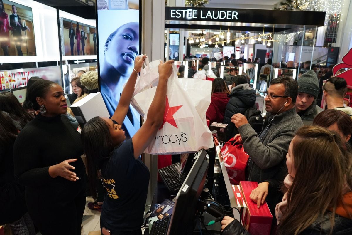 Numerosos estadounidenses realizando sus compras en una tienda de Nueva York durante el Black Friday (Foto: AFP)