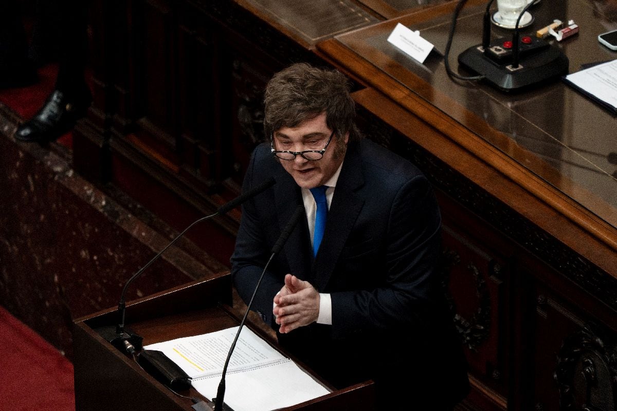 La Argentina de Javier Milei pasó de CCC+ a B-, seis niveles por debajo del grado de inversión, según informó la agencia de calificación en un comunicado el martes. La perspectiva es estable. Foto: Anita Pouchard Serra/Bloomberg