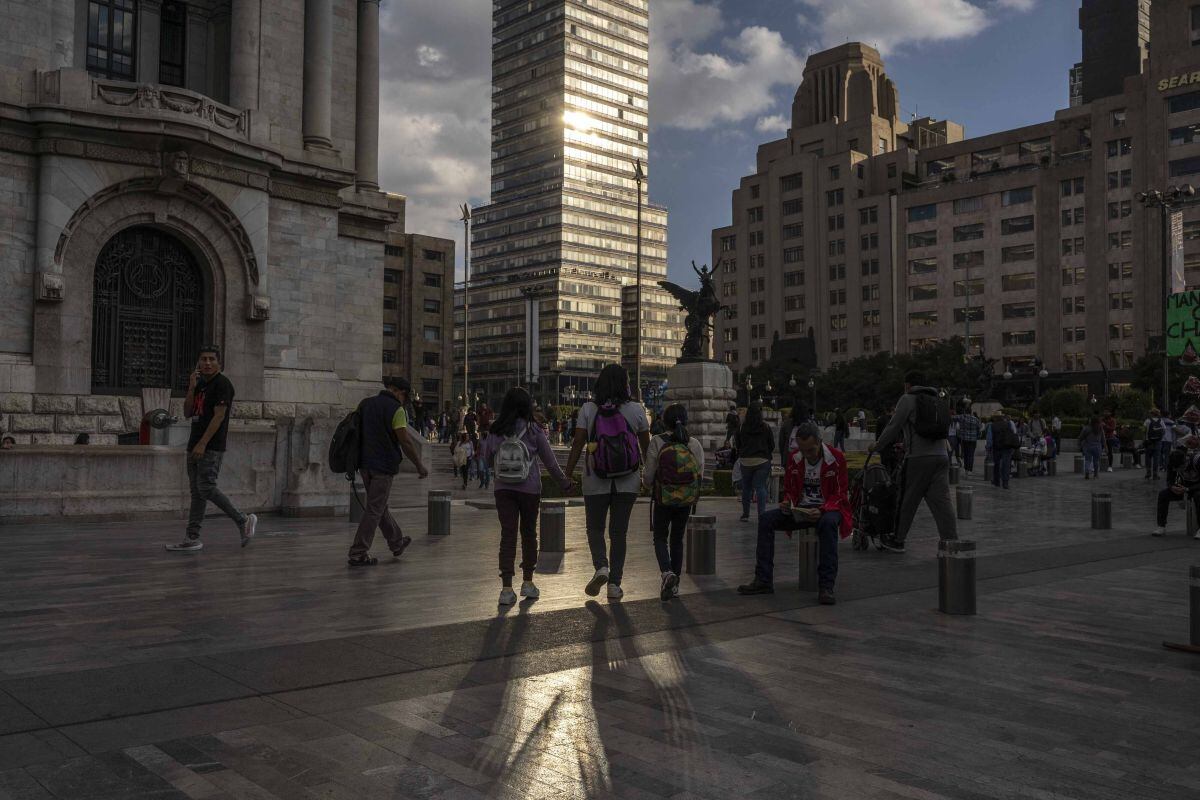 Peatones caminan frente al Palacio de Bellas Artes en la Ciudad de México, México, el miércoles 21 de diciembre de 2022. Fotógrafo: Alejandro Cegarra/Bloomberg