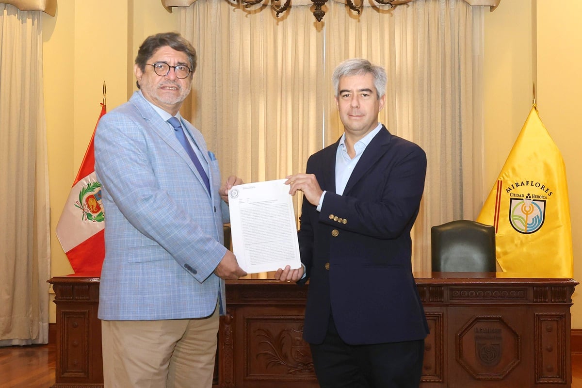 Participaron en la firma de la adenda, el alcalde de Miraflores, Carlos Canales y el gerente general de Parque Arauco en Perú, Alejandro Camino. (Foto: Municipalidad de Miraflores)