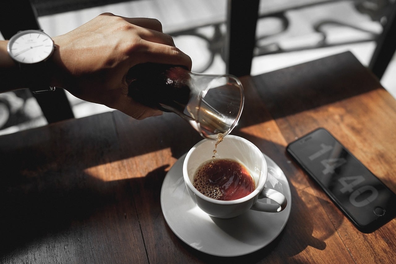 El café sin filtrar, como la prensa francesa o el café turco, concentra más aceites asociados al colesterol LDL. (Foto referencial: Pixabay)