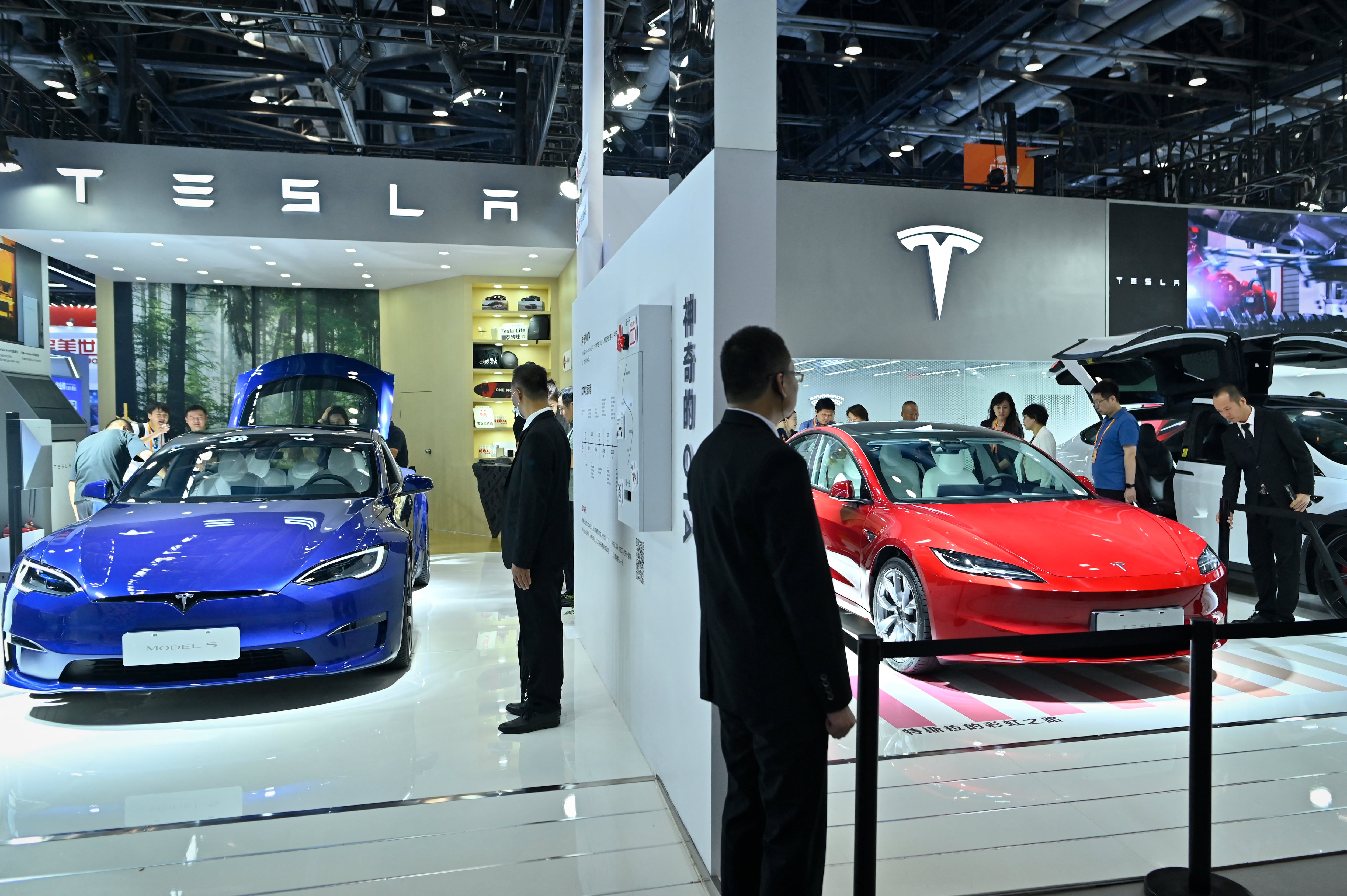 Tesla, el mayor fabricante de coches eléctricos del mundo, tiene cerca de 300 tiendas en China. (Foto: AFP)