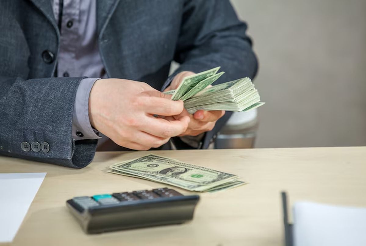 Cuidado con la forma cómo retiras tu dinero del banco, ya que hacerlo por grandes cantidades podrían activar una alerta (Foto: Freepik)