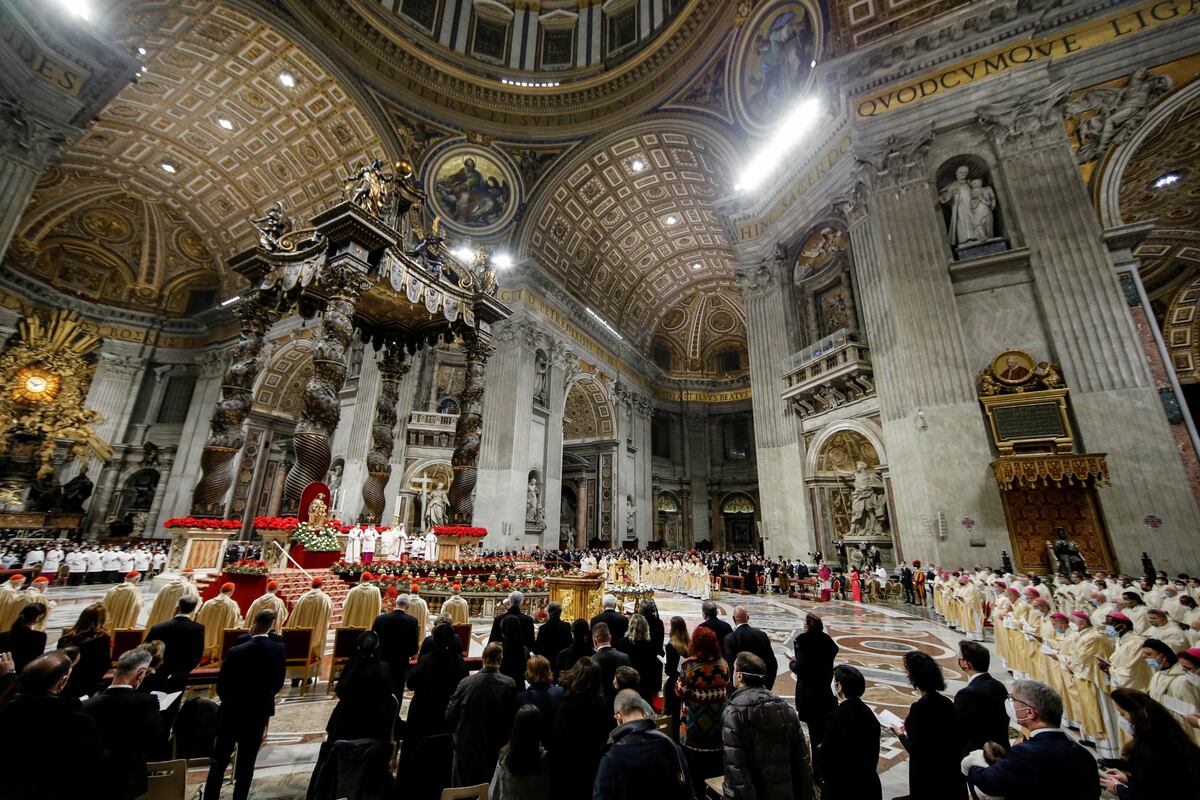 Imagen de archivo del papa Francisco presidiendo la Santa Misa de Navidad en la Basílica de San Pedro en el Vaticano. (Foto: EFE / EPA / FABIO FRUSTACI).