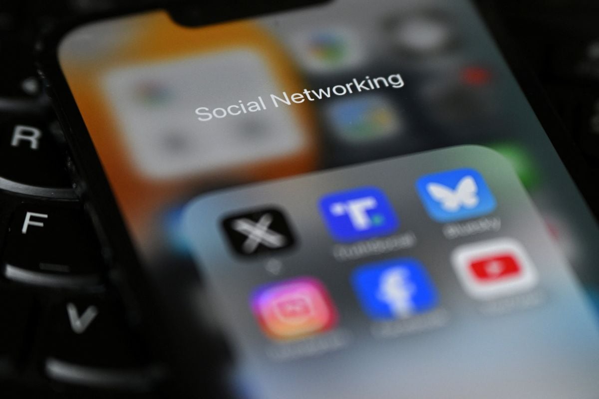 La prohibición abarcará plataformas como Snapchat, TikTok, YouTube, Instagram, Facebook y X. (Photo by Justin TALLIS / AFP)
