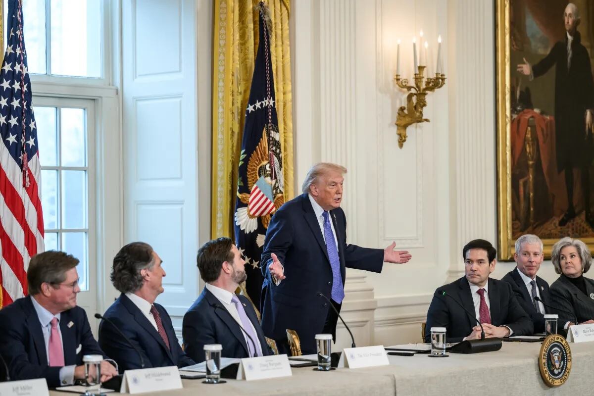 Donald Trump, durante una reunión con funcionarios de energía y ejecutivos de la industria petrolera. Foto: Casa Blanca
