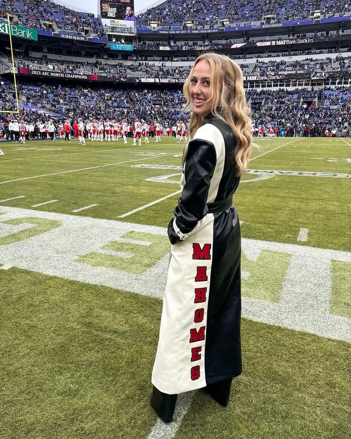 Posando para la cámara en el campo de juego de la NFL, de fondo el equipo de su esposo Patrick Mahomes (Foto: Brittany Mahomes / Instagram)