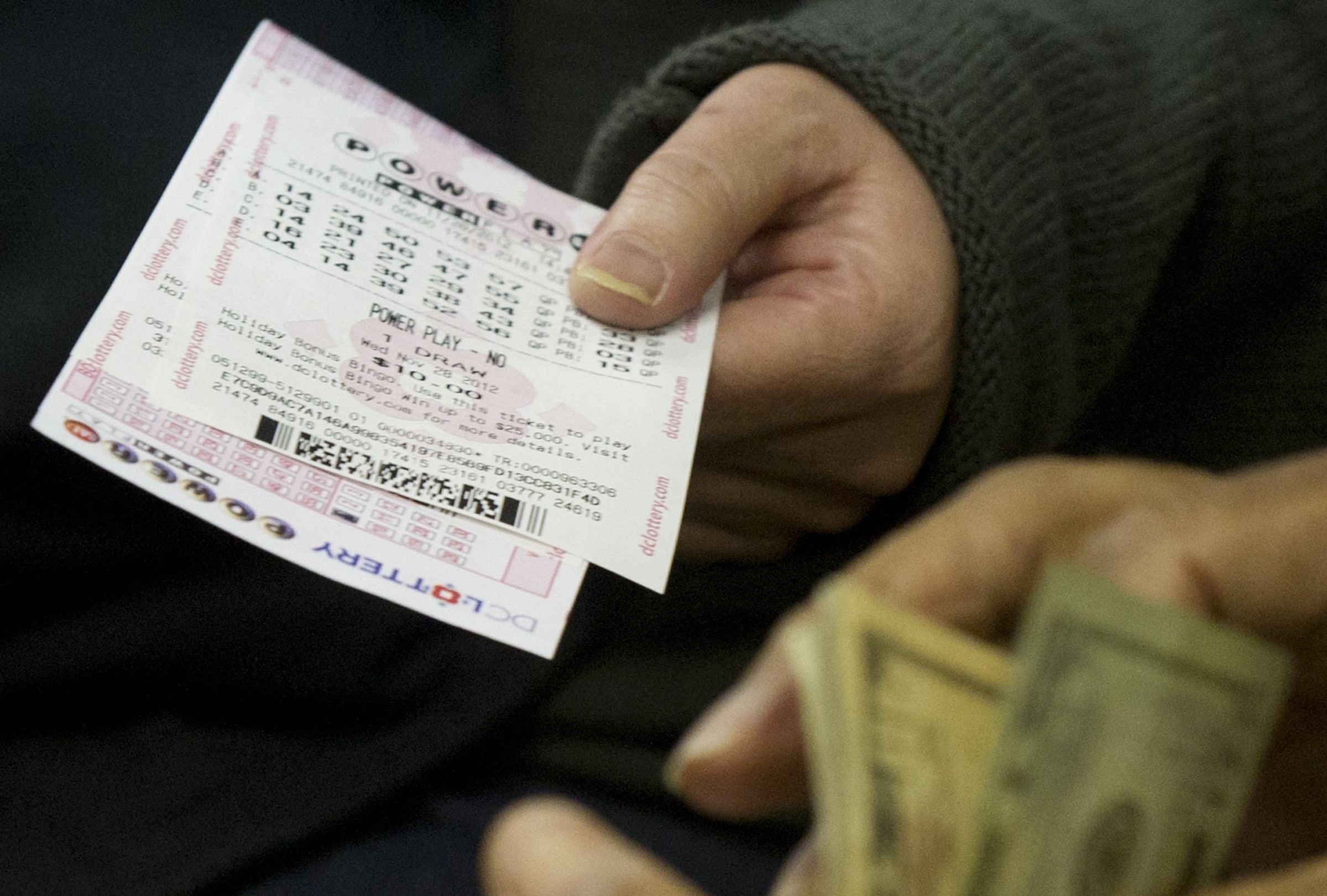 Por lo general, los participantes del Powerball pueden reclamar un premio de hasta $600 en cualquier lotería autorizada de la jurisdicción donde compraron el boleto. (Foto: SAUL LOEB / AFP)